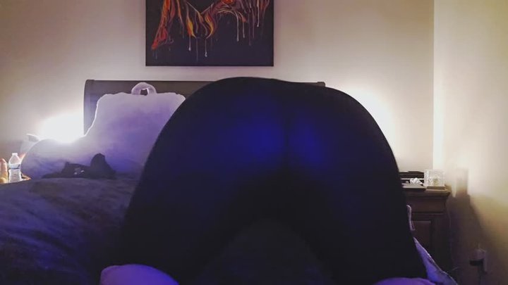Big butt twerk in leggings