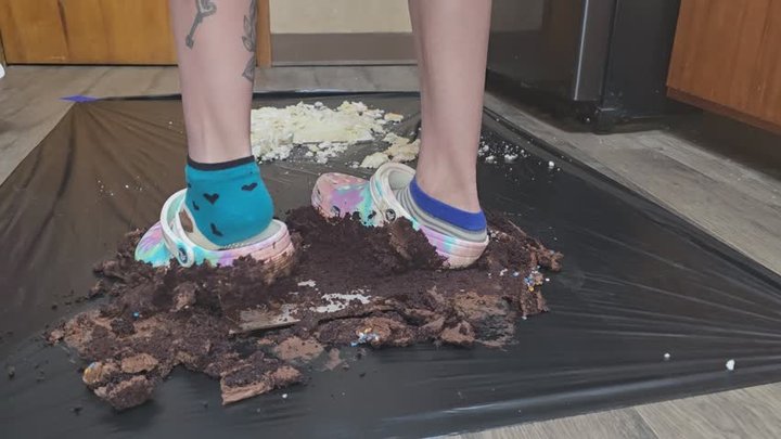 Chrissy crocs and socks cake smash