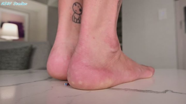 6FT Queen quick crush! Peons under her massive 11s! Part 3 - MOV