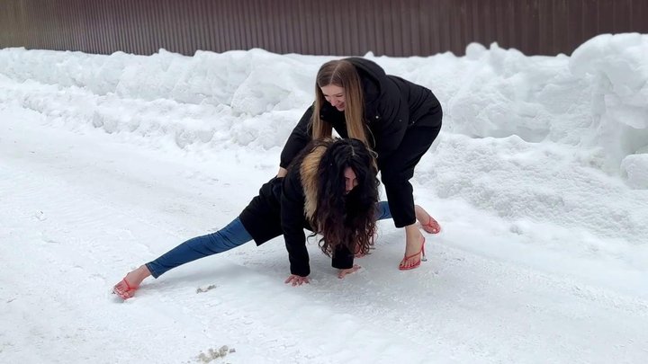 High heels on ice, slippery flip flops, high heels sliding, girls on high heels 