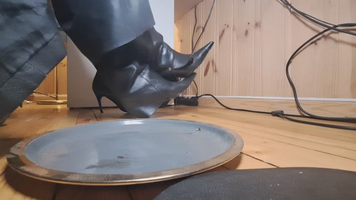 Ashtray plate, latex and leather