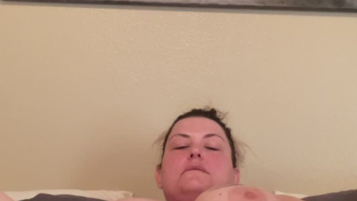MILF PISSES WHILE SHE FUCKS HER PUSSY