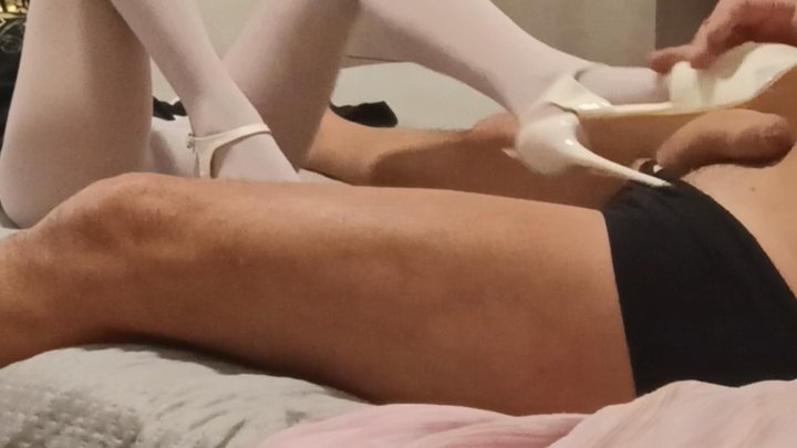 MILF in pantyhose and heels gives a footjob