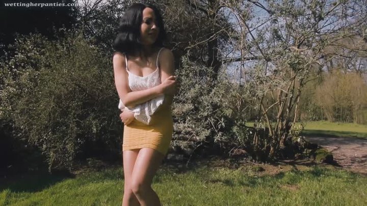 Kayla’s Desperate Outdoor Pee