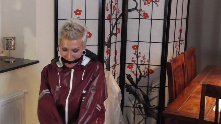 Miss Francine gefesselt und geknebelt in lagenweise Nylon Regensachen und einer 