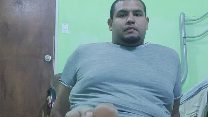 Le digo a mi esclavo que huela mis pies parte 2