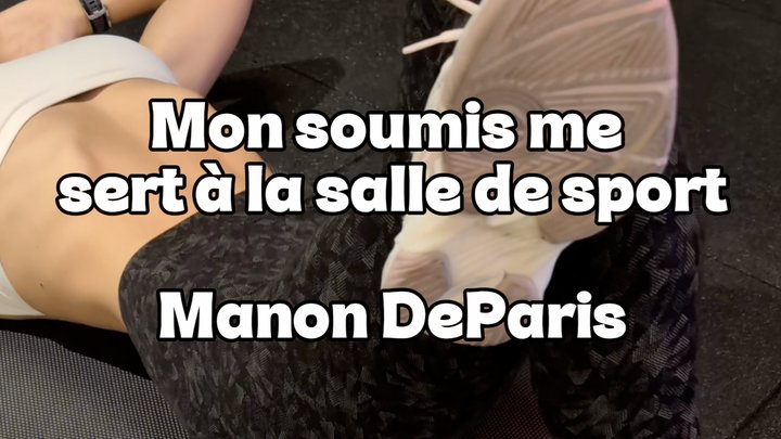 Mon soumis me sert à la salle My submissive serves me at the gym