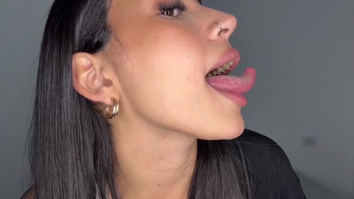 LONG, MOIST TONGUE