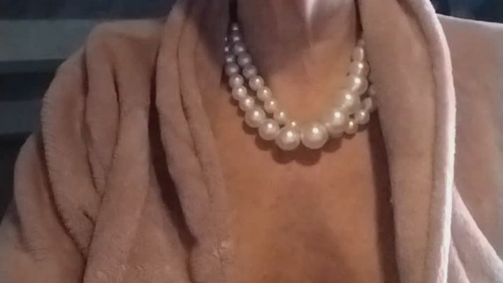 In diretta dalla mia room mentre preparo la figa e intrattengo il mio pubblico l
