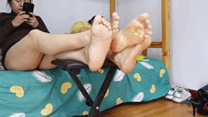 4K ANNA ERER shows off her smelly feet