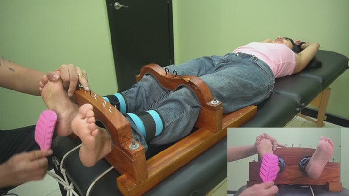 Hooya tickled facing up (multicamera Body-Feet)