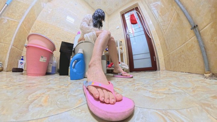 8K VR360 shows a dwarf shrinking in the bathroom