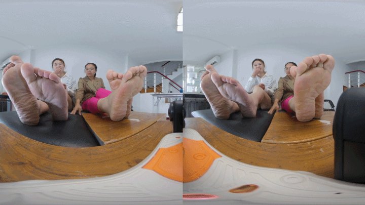 3DVR180 YIDE ANNA shows smelly feet and wrinkled skin