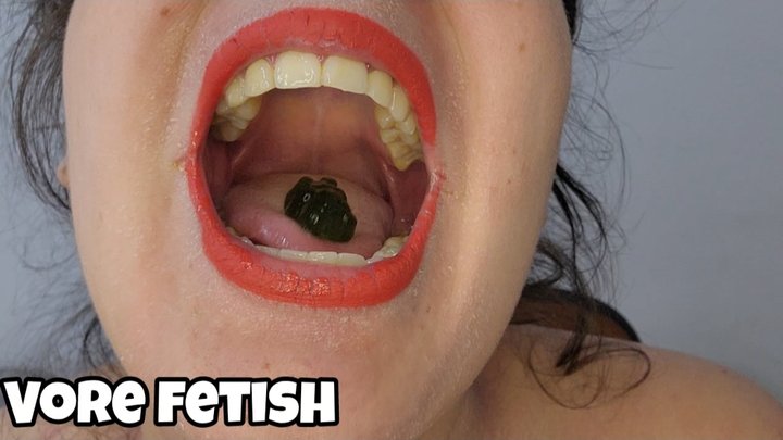 Big Mouth Vore Tease – Eating Gummy Bears with My Red Lips