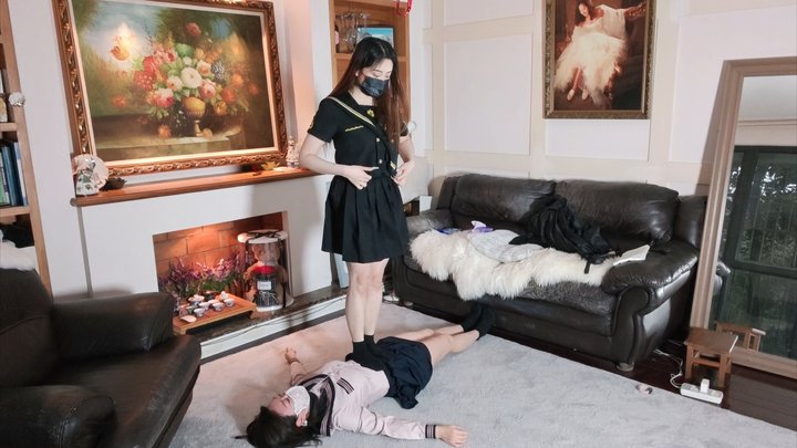 Two girls belly trampl game please do not imitate. #CH017