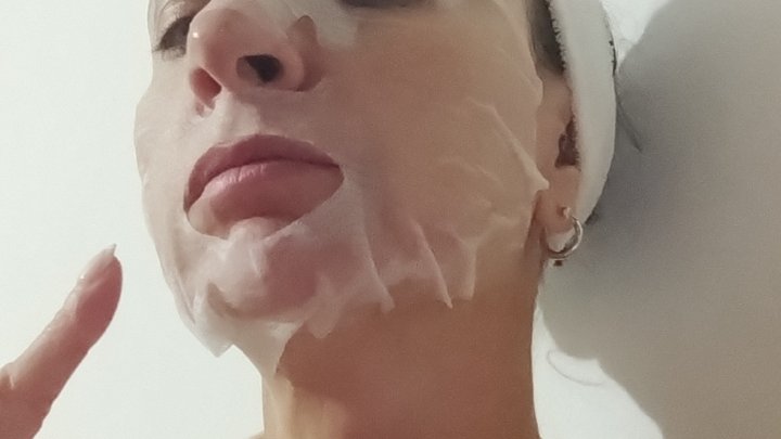 Facial routine to improve wrinkles in mature women