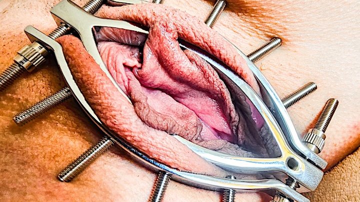 play with Shione Cooper Clit and Wet Pussy into Adjustable Pussy Clamp so cool o
