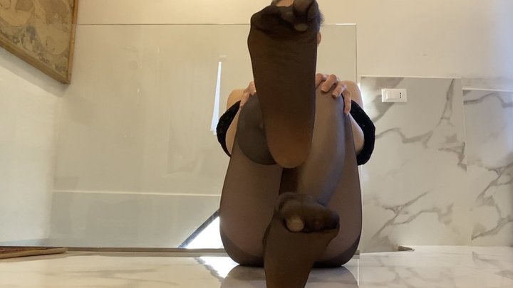 Flexing & Stretching in black shiny pantyhose