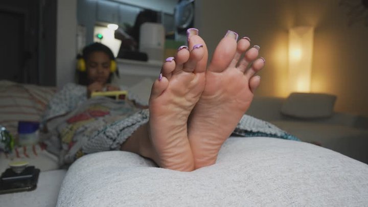 Wifey Z soles tease as her husband cooks