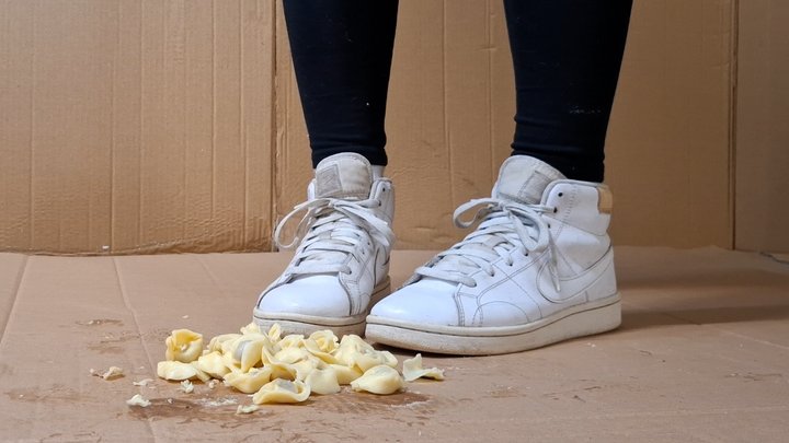 pasta calpestata dalle mie sneakers bianche