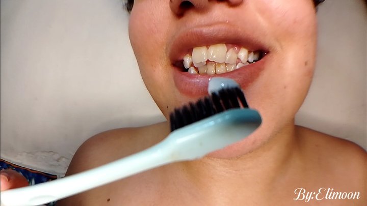 Brushing my teeth after 15 days without brushing them! Tooth brushing (close-up)