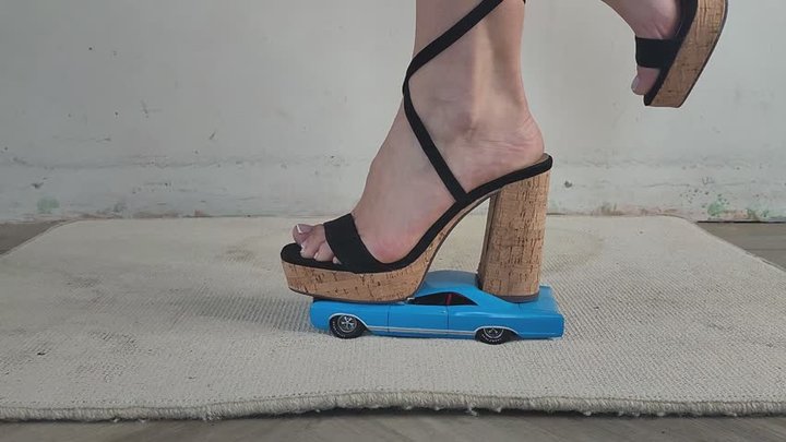 Giantess goddess Charlie Caroline Crushes a 1966 Buick Wildcat in big chunky hee