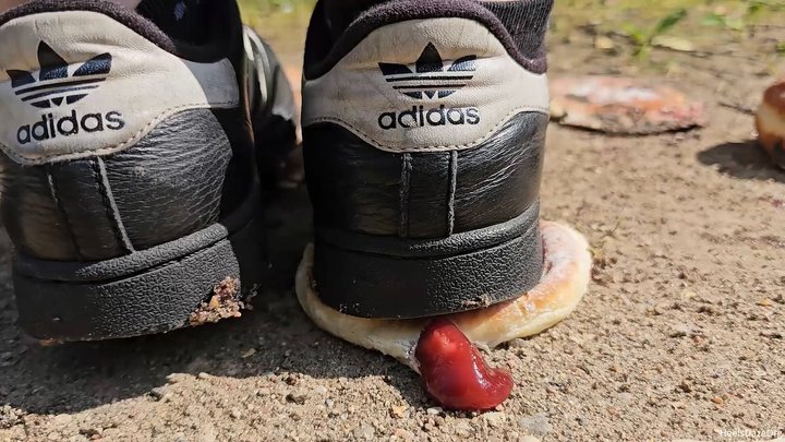 Jam Doughnuts Crush in Adidas