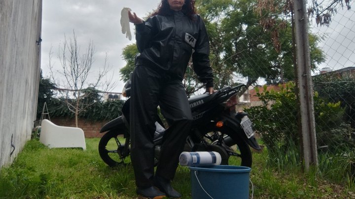 PARTE 1 VIDEO WITHOUT EDITING PVC, Latex gloves WASH THE MOTORCYCLE AND THEN TRY