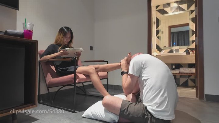 Princess Gloria's 1st foot fetish session - Part 3