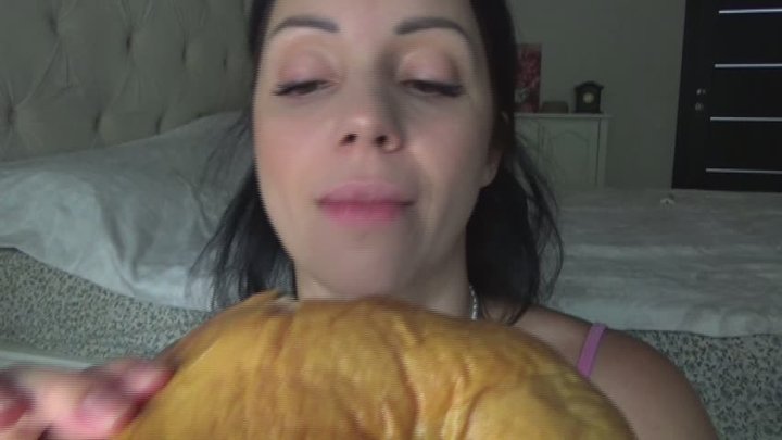 chew chicken breaking it into pieces