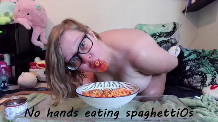 No hands eating spaghettiOs