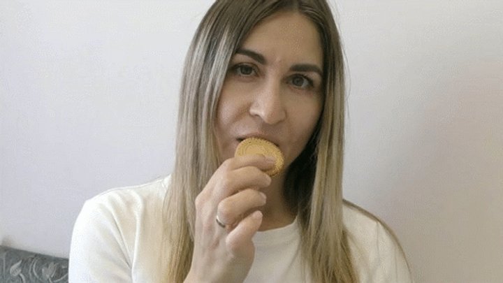 Eating on camera MP4 HD 720p