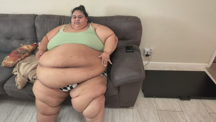 August Weight in plus behide scenes extras