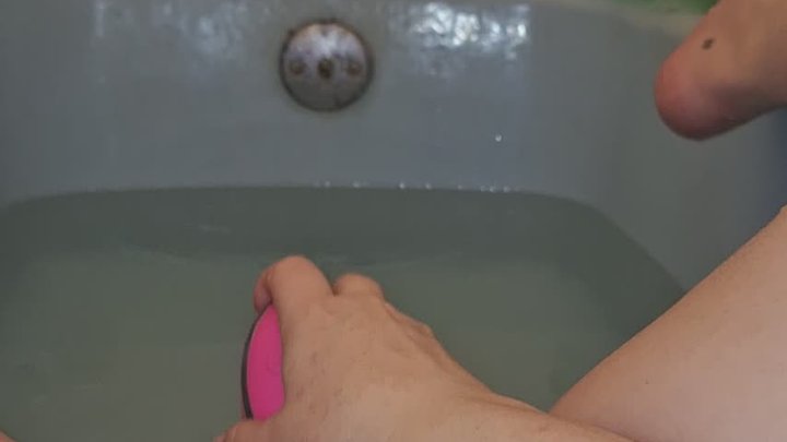 BBW Bath Close-up Pussy Play