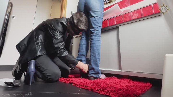 Taglia Sbagliata, servo? Mettimi le Scarpe, schiavo. - Fetish piedi e scarpe - U