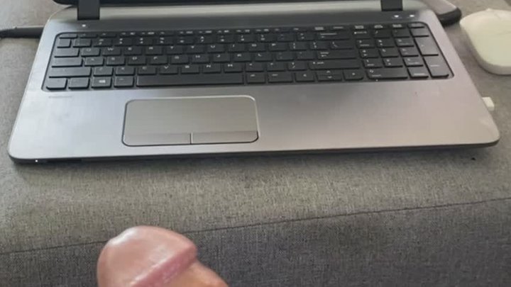 Me toco mi gran verga mientras veo hentai