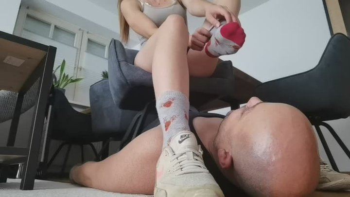 Stinkefüße schnüffeln nach einem langen, heißen Wandertag Nahaufnahmen Stinkyfoo