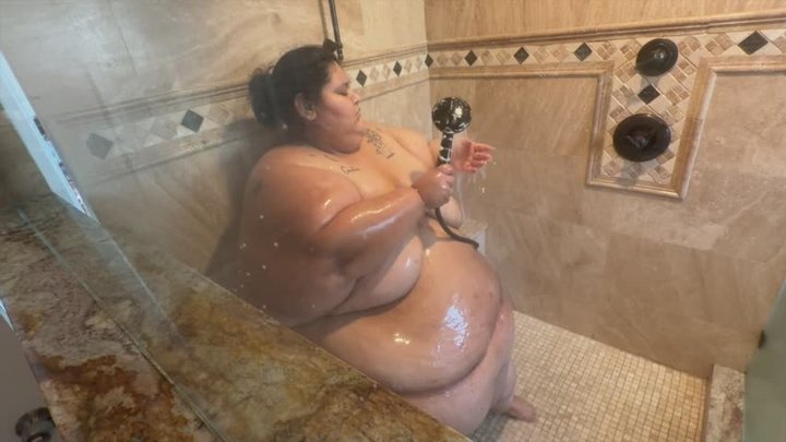 HUGE shower for a huge USSBBW