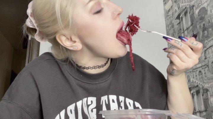 CRUNCHY VITAMIN SALAD EATING