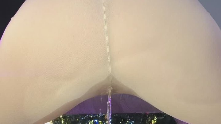 Pee In Leggings Peeing Pants Urinas Mirror Wet Pussy Piss In Yoga Pants