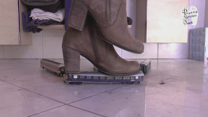 Railway Waggons unter under heeled Boots floor view