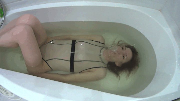 M HOLD BREATH IN HOT BATHTUB AND SEXY BUBLES UNDERWATER 6U