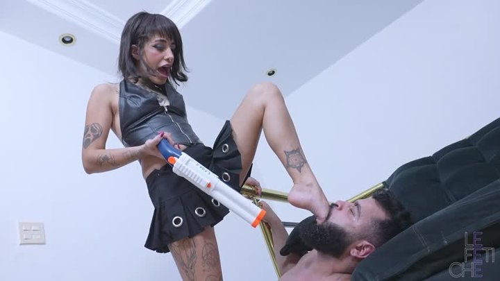 Meus pezinhos 34(BRA) escorregam até o fundo da tua garganta, vai engolir eles t
