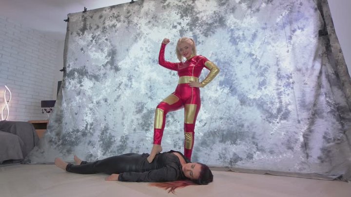 Harley Quinn (Khaleesi) Against Black Panther (Weronika) - Pillow Fight - Russia