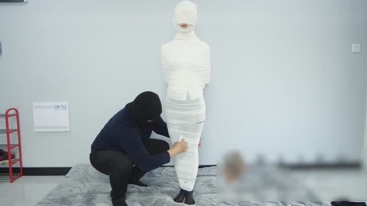 sg4-Wrap the girl's entire body up like a mummy.