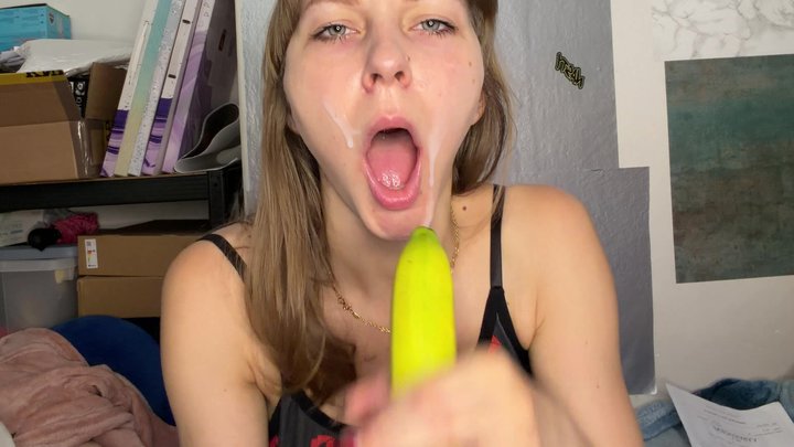 Banana Blowjob (Pleasing the Banana)