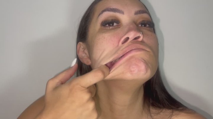 SEE THAT SILLY FACES AND SMELL HER BURPS (10 minuts silly faces, 10 minust burps