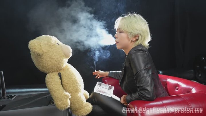 Sensory Blonde Leather Smoking Session: Deep Inhales, Thick Clouds & Intense Exh