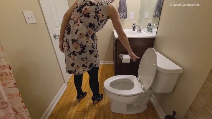 Spying on your MILF during toilet time