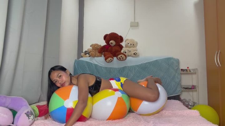 Looner Camylle Sensually Rides Teases Plays And Pops Beachballs In Beachball Sho
